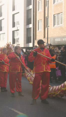 Vertikales-Video-Von-Menschenmassen-Bei-Der-Parade-Rund-Um-Den-Trafalgar-Square-In-London,-Großbritannien-Im-Jahr-2023,-Um-Das-Chinesische-Neujahr-Mit-Drachentanz-1-Zu-Feiern